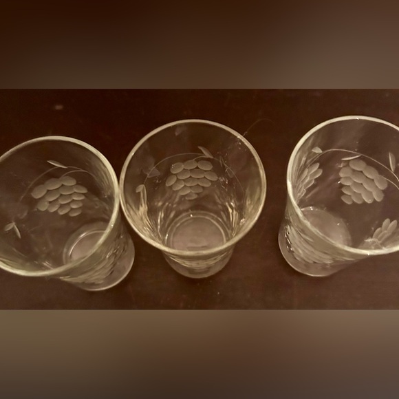 3 Vintage, mid century, grape engraved shot glasses. - Picture 2 of 9